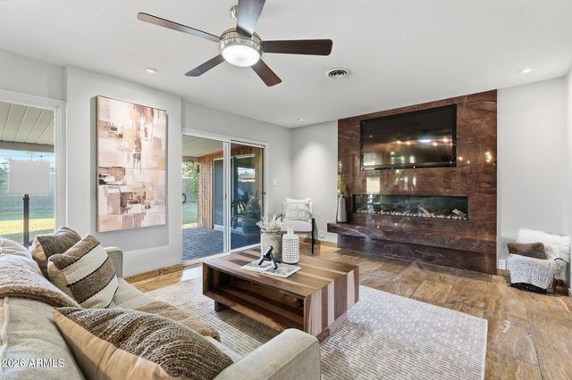 19 E CANTERBURY Court, Phoenix, AZ 85022