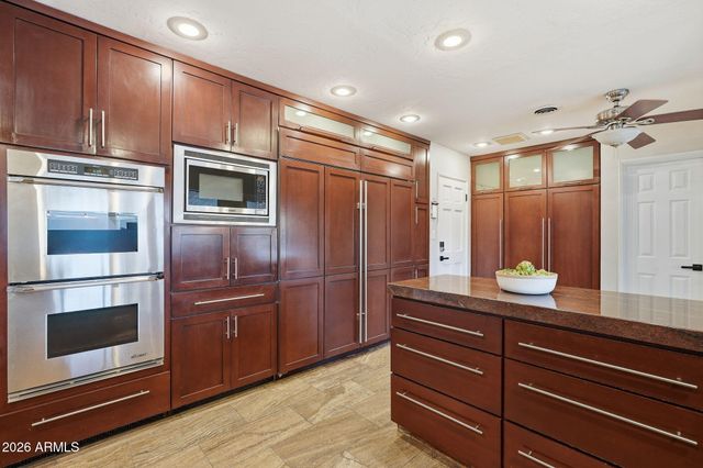 19 E CANTERBURY Court, Phoenix, AZ 85022
