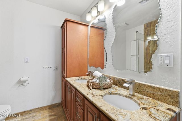 19 E CANTERBURY Court, Phoenix, AZ 85022