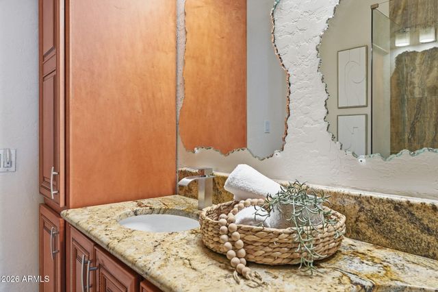 19 E CANTERBURY Court, Phoenix, AZ 85022