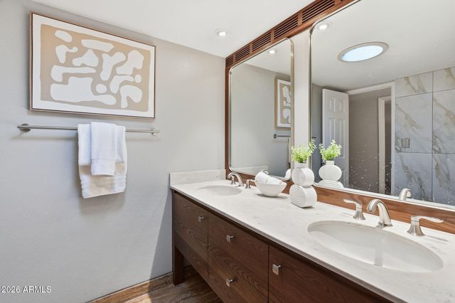 19 E CANTERBURY Court, Phoenix, AZ 85022