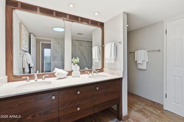 19 E CANTERBURY Court, Phoenix, AZ 85022