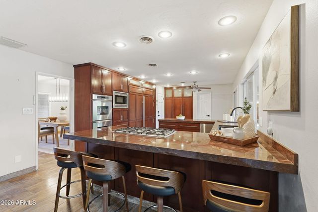 19 E CANTERBURY Court, Phoenix, AZ 85022