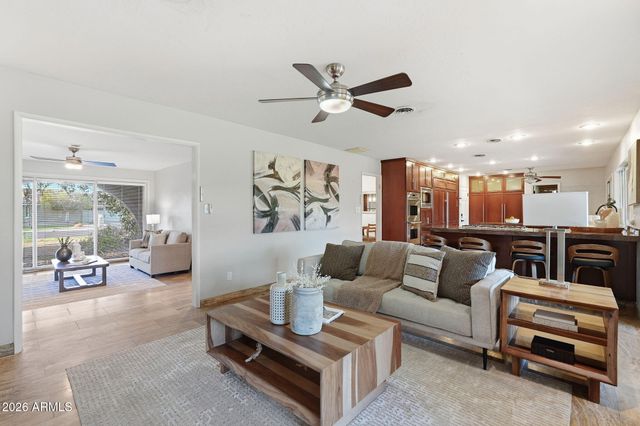 19 E CANTERBURY Court, Phoenix, AZ 85022