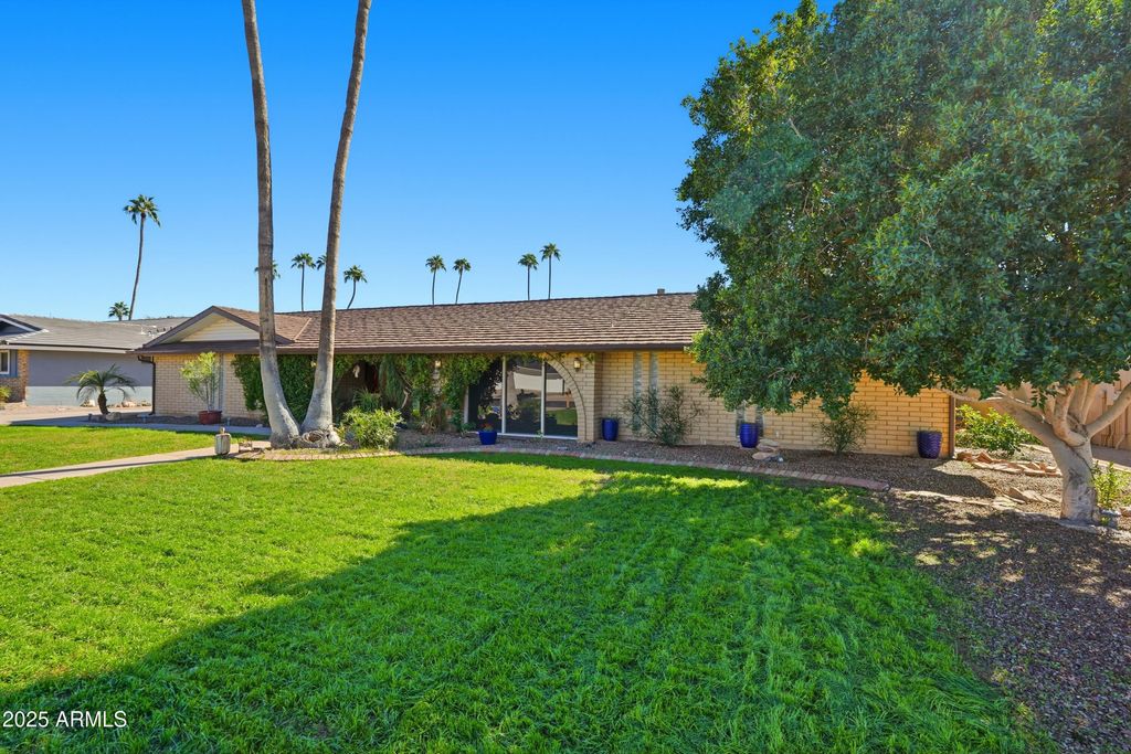 19 E CANTERBURY Court, Phoenix, AZ 85022 — exterior
