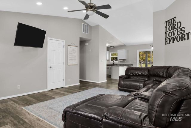 1547 Saddler St, Twin Falls, ID 83301