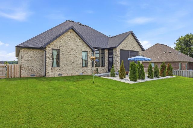 1523 N Meadowood Avenue, Springfield, MO 65802