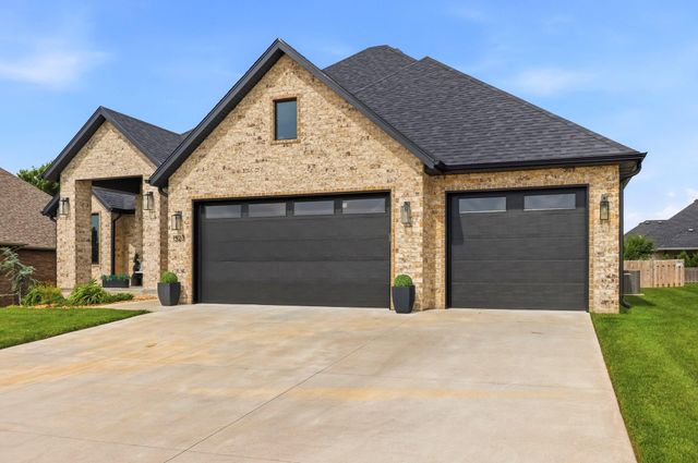 1523 N Meadowood Avenue, Springfield, MO 65802