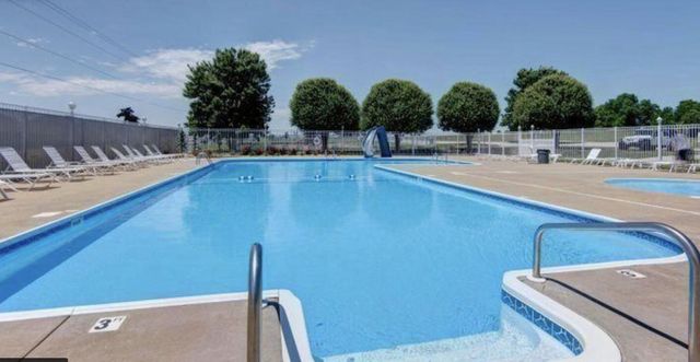 1523 N Meadowood Avenue, Springfield, MO 65802