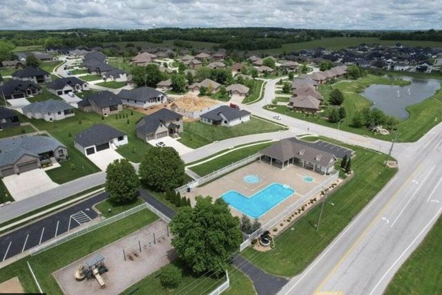 1523 N Meadowood Avenue, Springfield, MO 65802