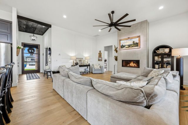 1523 N Meadowood Avenue, Springfield, MO 65802