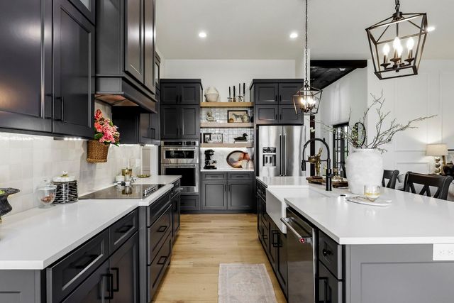 1523 N Meadowood Avenue, Springfield, MO 65802