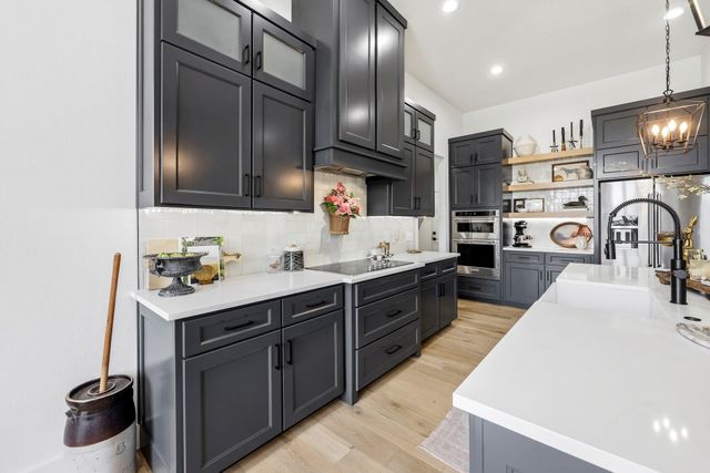 1523 N Meadowood Avenue, Springfield, MO 65802