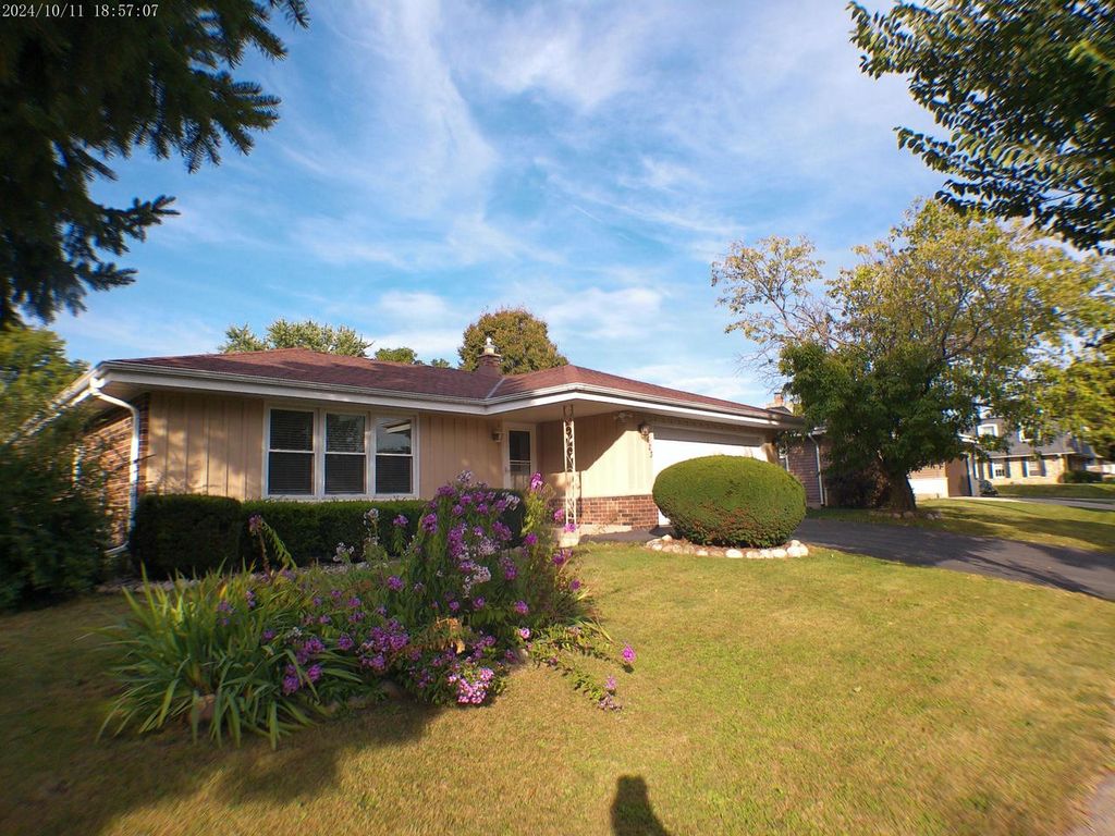 1523 David LANE, Waukesha, WI 53189