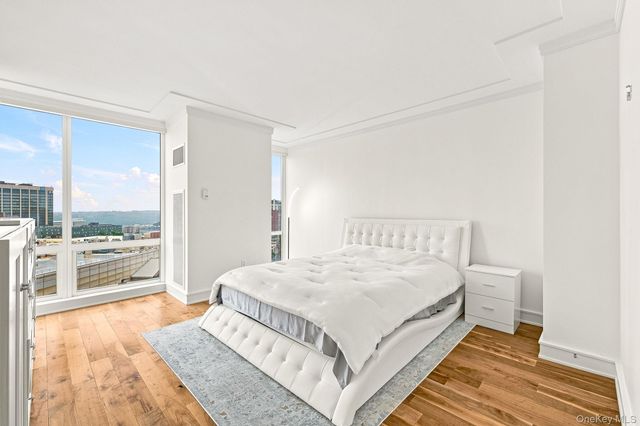 1 Renaissance Square 15D, White Plains, NY 10601