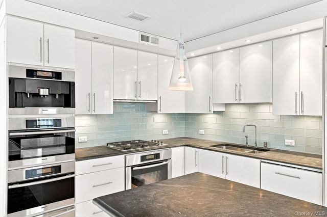 1 Renaissance Square 15D, White Plains, NY 10601
