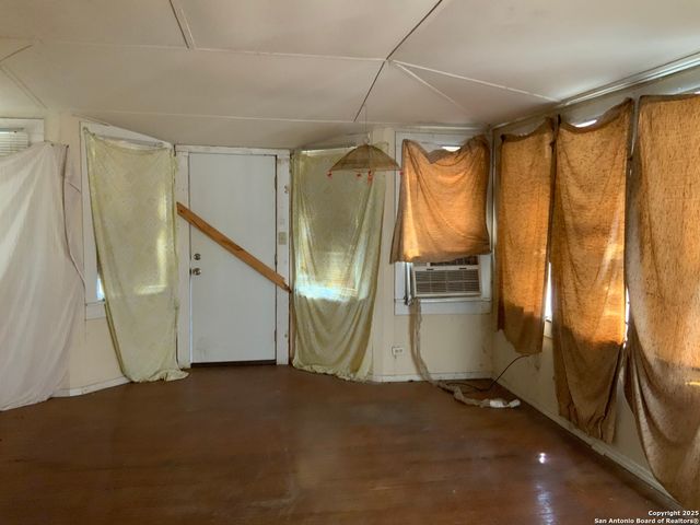 309 E 3rd Street, Nixon, TX 78140