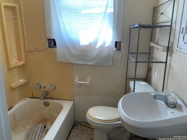 309 E 3rd Street, Nixon, TX 78140