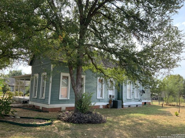 309 E 3rd Street, Nixon, TX 78140