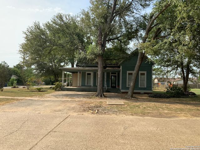 309 E 3rd Street, Nixon, TX 78140