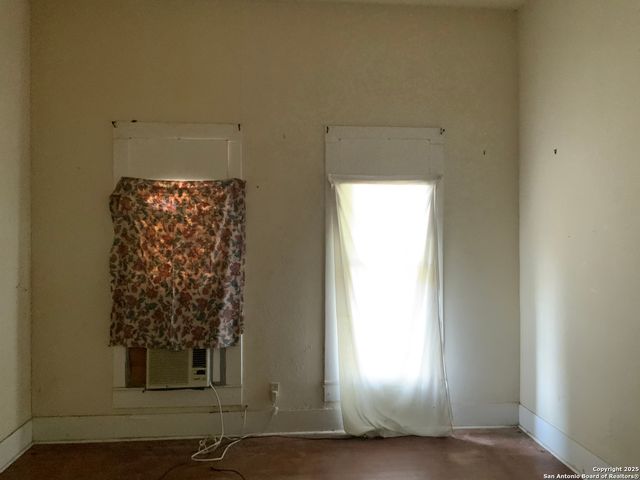 309 E 3rd Street, Nixon, TX 78140