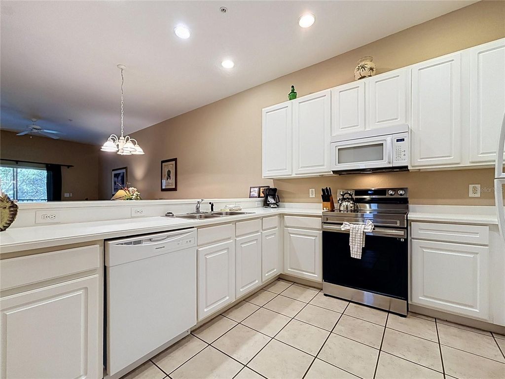 Image 4 of property listing at 805 LUCAYA LOOP 8201, Davenport, FL 33897