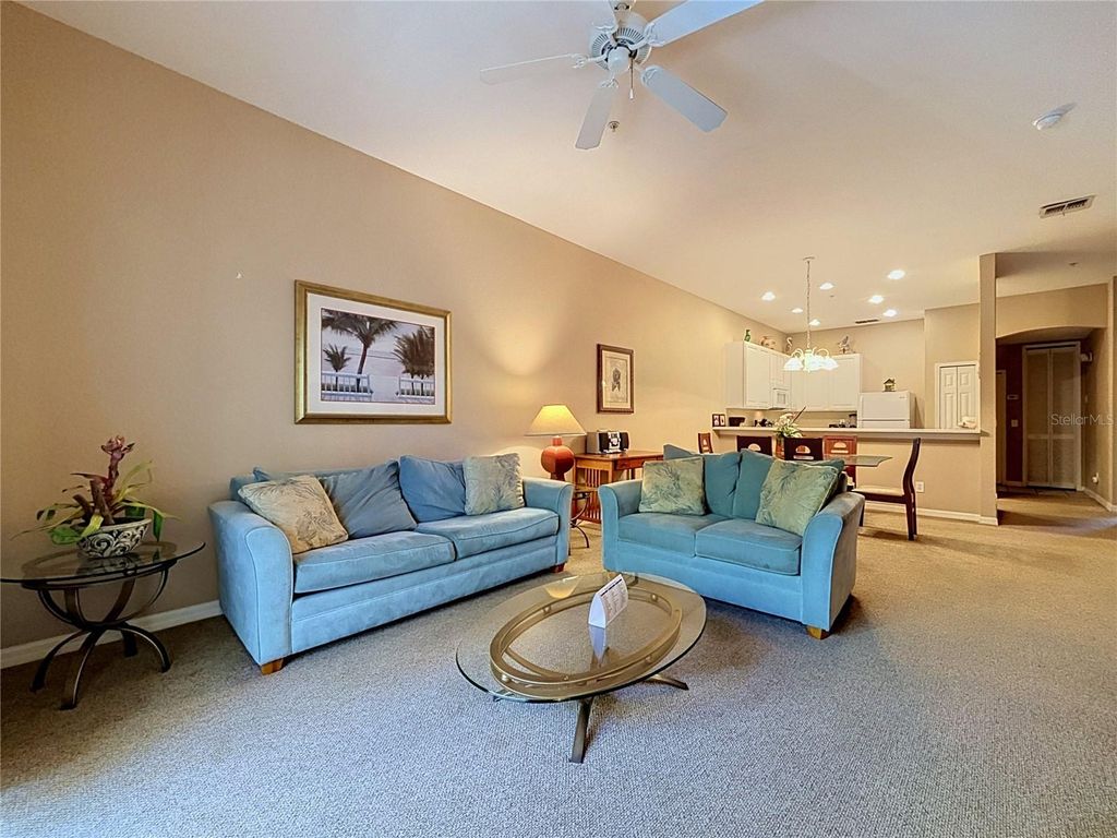 Image 9 of property listing at 805 LUCAYA LOOP 8201, Davenport, FL 33897