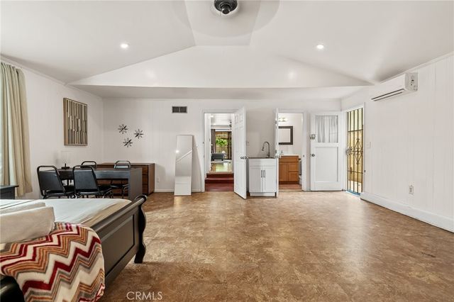 913 S Laurel, Santa Ana, CA 92704