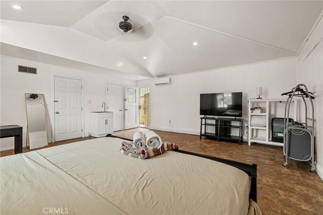 913 S Laurel, Santa Ana, CA 92704