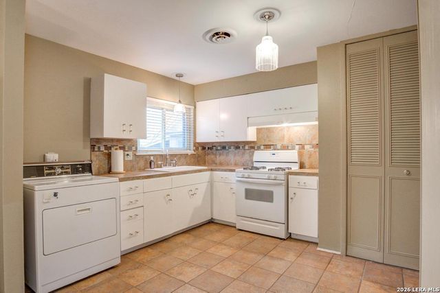 5911 Shoreview PL, San Antonio, TX 78242