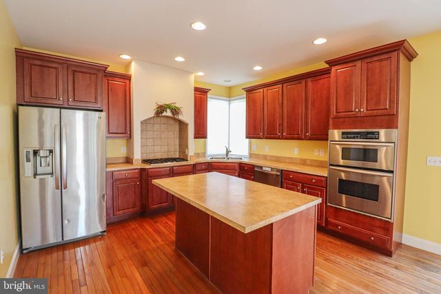 2730 WOODSPRING DR, York, PA 17402