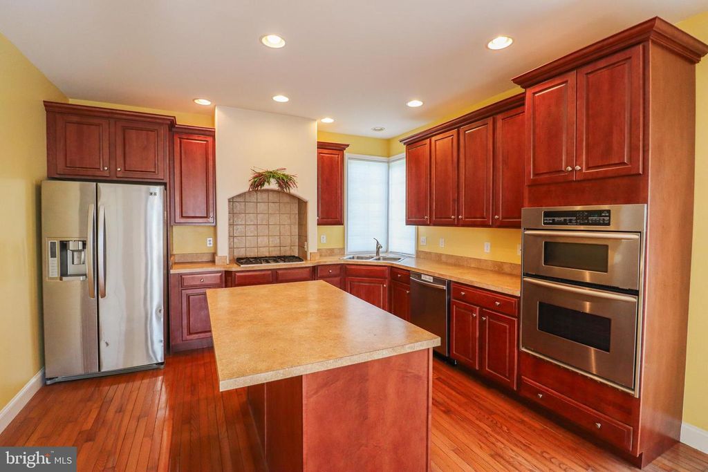 Image 25 of property listing at 2730 WOODSPRING DR, York, PA 17402