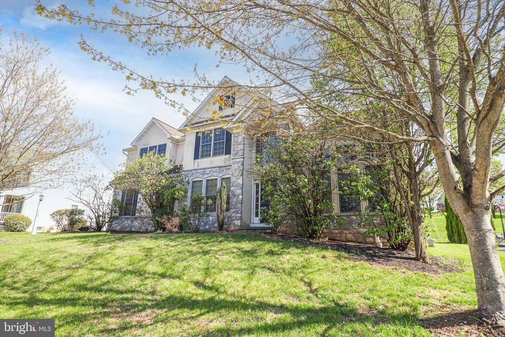 Image 3 of property listing at 2730 WOODSPRING DR, York, PA 17402