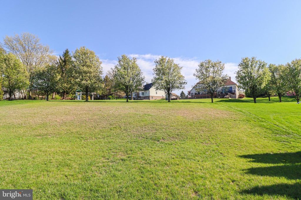 Image 57 of property listing at 2730 WOODSPRING DR, York, PA 17402