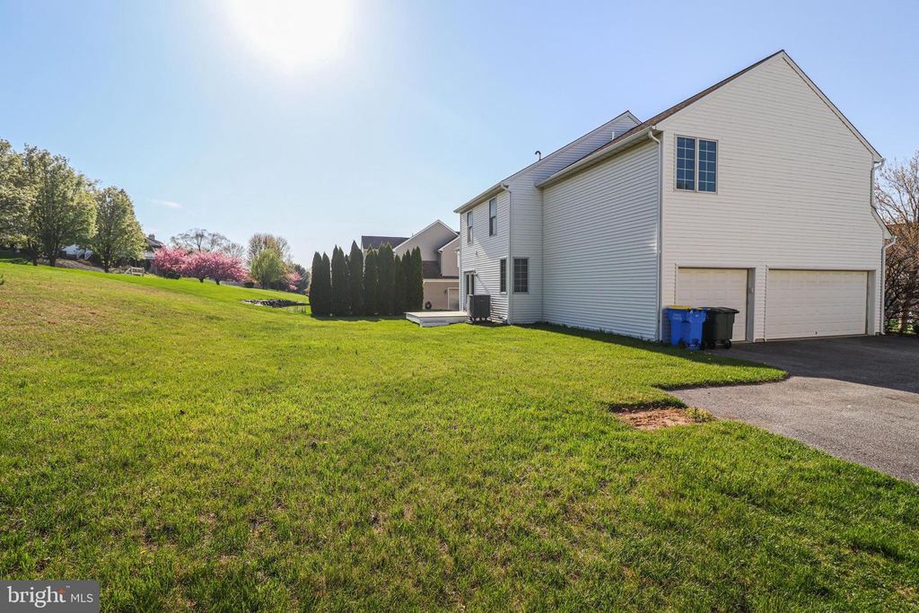 Image 62 of property listing at 2730 WOODSPRING DR, York, PA 17402