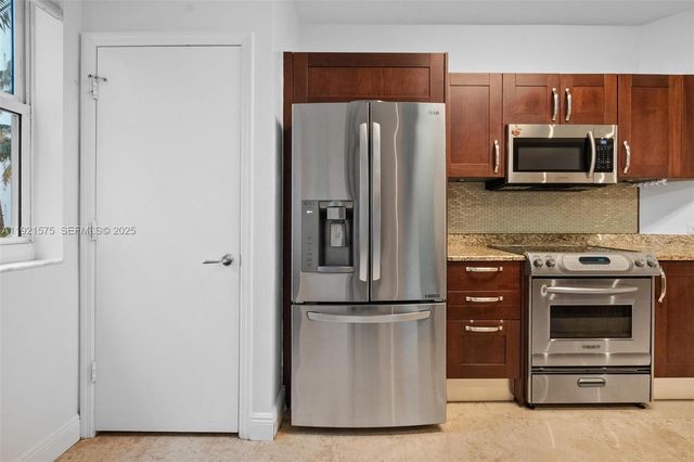 19900 E Country Club Dr 212, Aventura, FL 33180