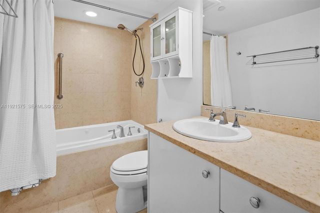 19900 E Country Club Dr 212, Aventura, FL 33180