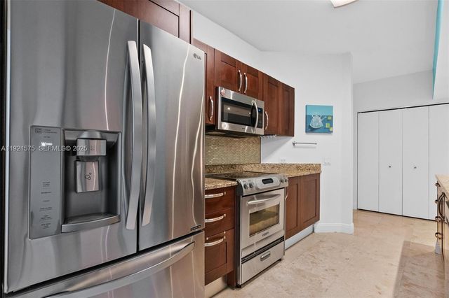 19900 E Country Club Dr 212, Aventura, FL 33180