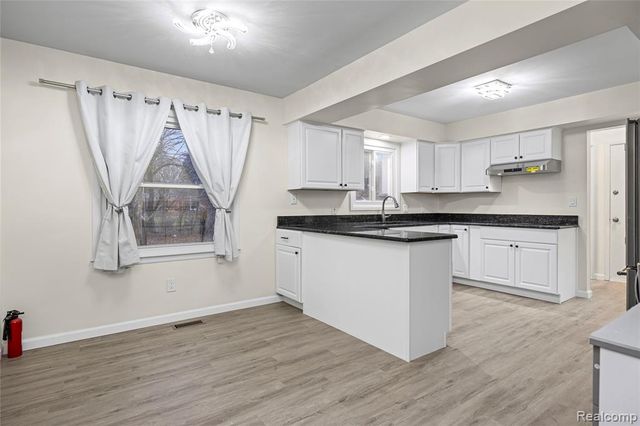 5738 Pebbleshire Road, Bloomfield Hills, MI 48301