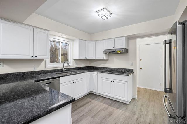 5738 Pebbleshire Road, Bloomfield Hills, MI 48301