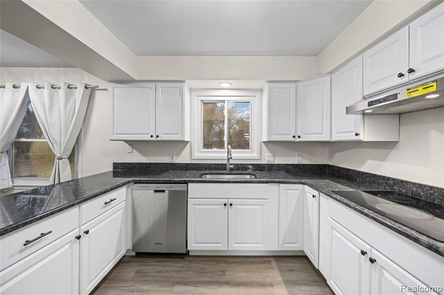 5738 Pebbleshire Road, Bloomfield Hills, MI 48301