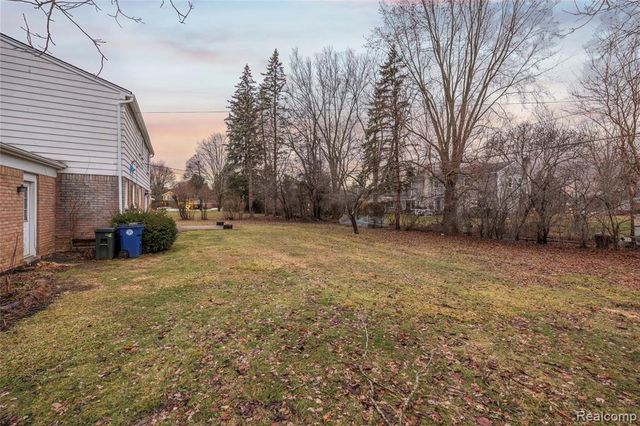 5738 Pebbleshire Road, Bloomfield Hills, MI 48301