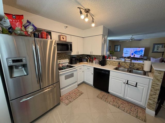 123 YACHT CLUB Way 111, Hypoluxo, FL 33462