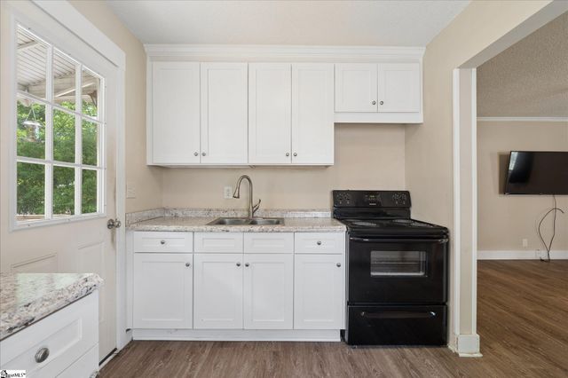 2 Maryland Avenue, Greenville, SC 29611