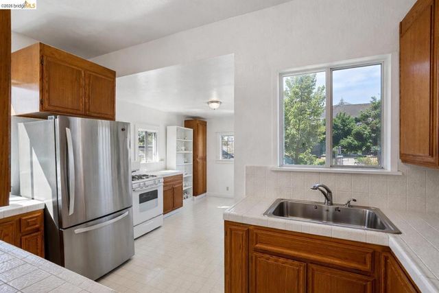 880 52nd St, Oakland, CA 94608