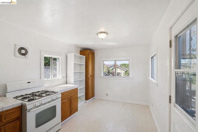 880 52nd St, Oakland, CA 94608