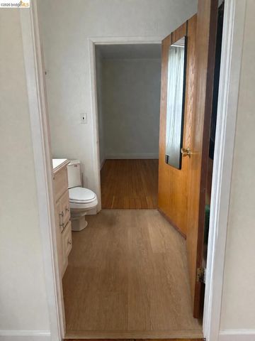 880 52nd St, Oakland, CA 94608