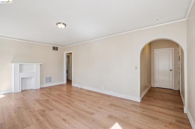 880 52nd St, Oakland, CA 94608