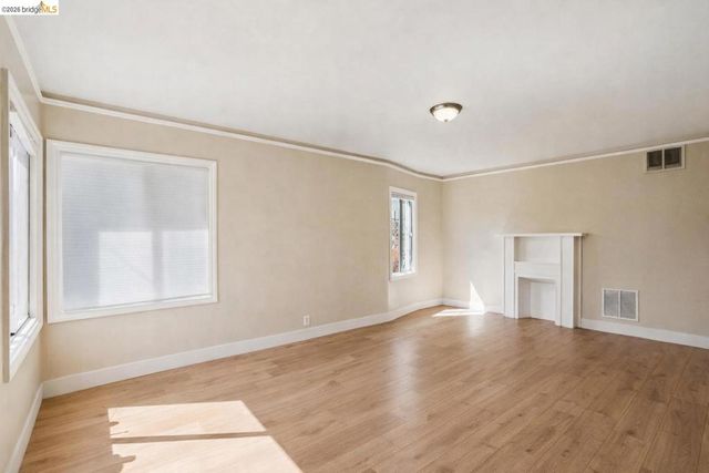 880 52nd St, Oakland, CA 94608