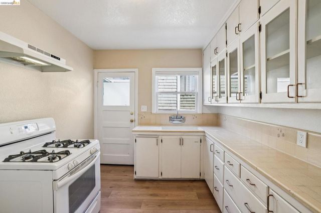 880 52nd St, Oakland, CA 94608